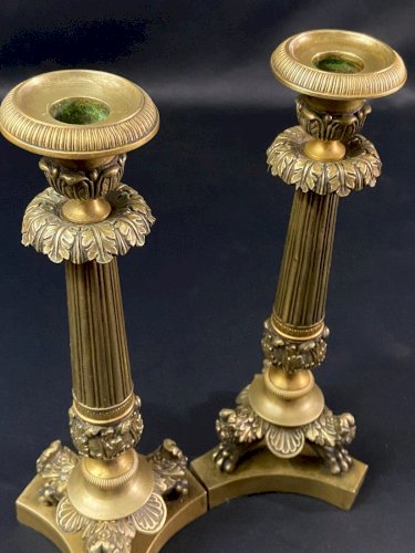 Paire de bougeoirs flambeaux en bronze doré et ciselé d'époque Restauration