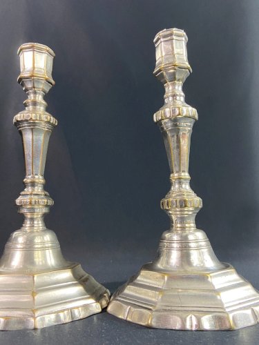 Paire de bougeoirs flambeaux XVIIIe Régence en bronze argenté