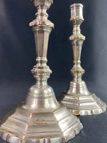 Paire de bougeoirs flambeaux XVIIIe Régence en bronze argenté