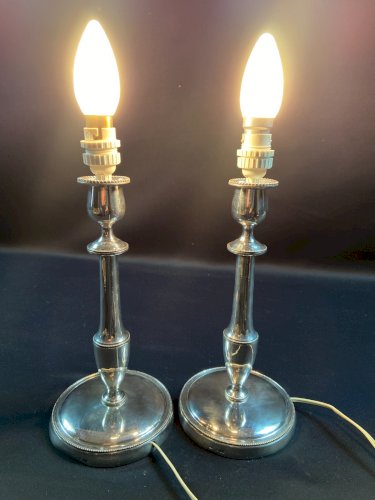 Paire de bougeoirs Louis XVI métal argenté signé Armand Frenais montés en lampes