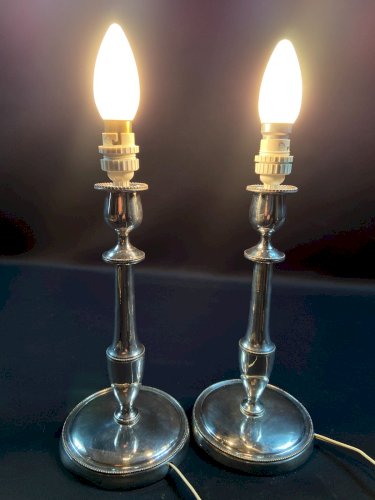 Paire de bougeoirs Louis XVI métal argenté signé Armand Frenais montés en lampes