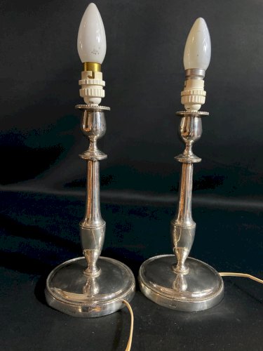 Paire de bougeoirs Louis XVI métal argenté signé Armand Frenais montés en lampes