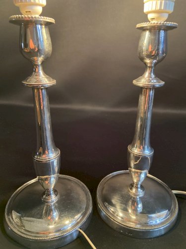 Paire de bougeoirs Louis XVI métal argenté signé Armand Frenais montés en lampes