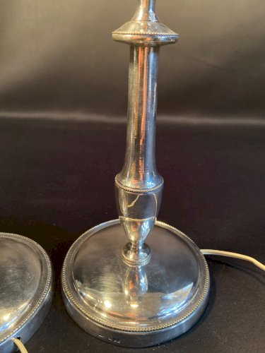 Paire de bougeoirs Louis XVI métal argenté signé Armand Frenais montés en lampes
