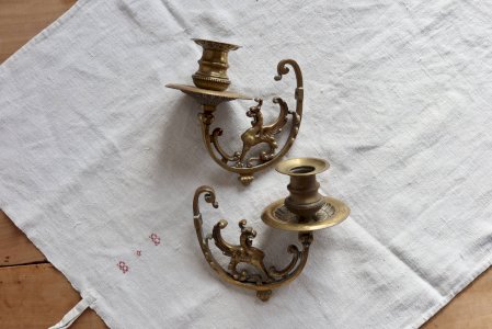 Paire de bougeoirs muraux en laiton – décor griffon – style ancien