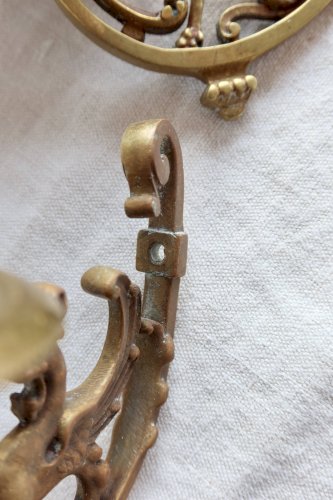 Paire de bougeoirs muraux en laiton – décor griffon – style ancien