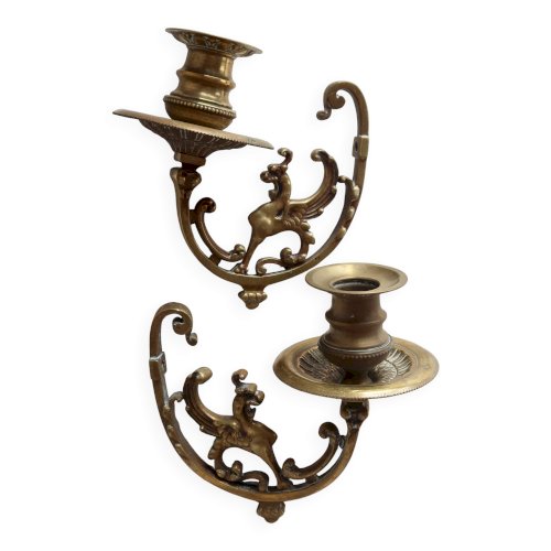 Paire de bougeoirs muraux en laiton – décor griffon – style ancien