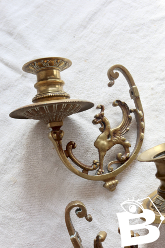 Paire de bougeoirs muraux en laiton – décor griffon – style ancien