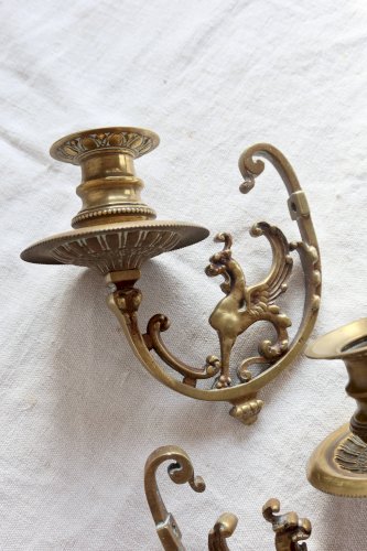Paire de bougeoirs muraux en laiton – décor griffon – style ancien
