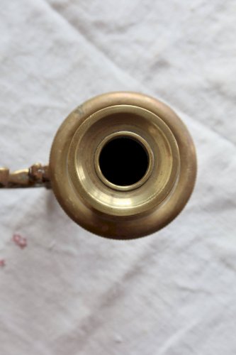 Paire de bougeoirs muraux en laiton – décor griffon – style ancien