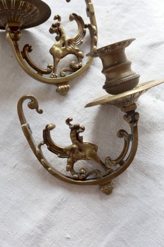 Paire de bougeoirs muraux en laiton – décor griffon – style ancien