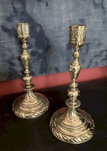 Paire de bougeoirs ou flambeaux - bronze doré. 