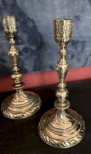 Paire de bougeoirs ou flambeaux - bronze doré. 