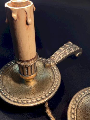 Paire de bougeoirs rats de cave en bronze de style Louis XVI montés en lampes