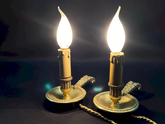 Paire de bougeoirs rats de cave en bronze de style Louis XVI montés en lampes