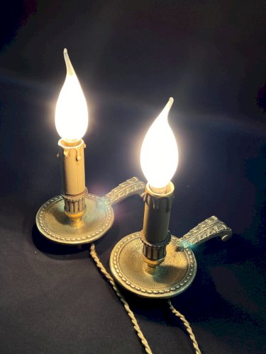 Paire de bougeoirs rats de cave en bronze de style Louis XVI montés en lampes