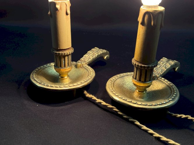 Paire de bougeoirs rats de cave en bronze de style Louis XVI montés en lampes