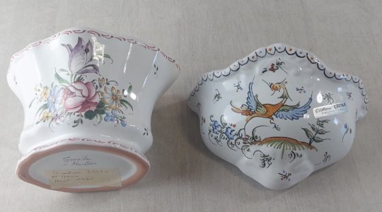 Paire de bouquetières / piques fleurs muraux, en céramique de Moustiers