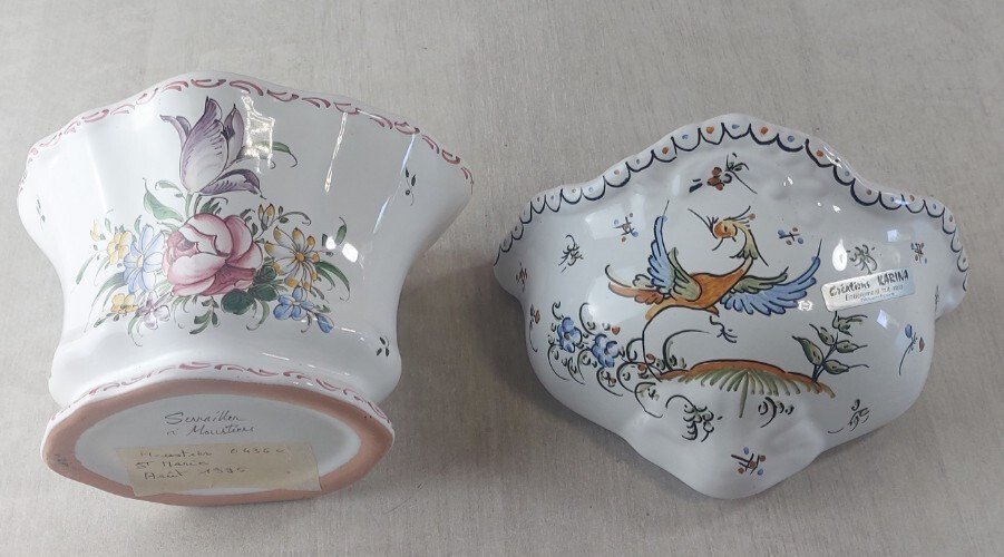 Paire de bouquetières / piques fleurs muraux, en céramique de Moustiers