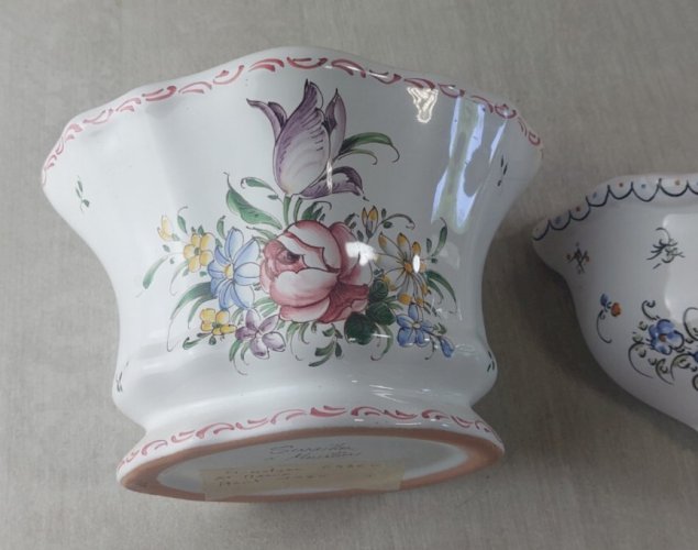 Paire de bouquetières / piques fleurs muraux, en céramique de Moustiers