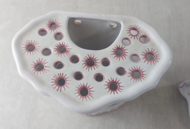 Paire de bouquetières / piques fleurs muraux, en céramique de Moustiers