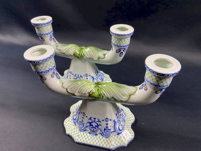 Paire de bouts de table bougeoirs chandeliers en faïence de Gien style Régence