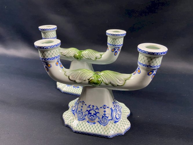 Paire de bouts de table bougeoirs chandeliers en faïence de Gien style Régence