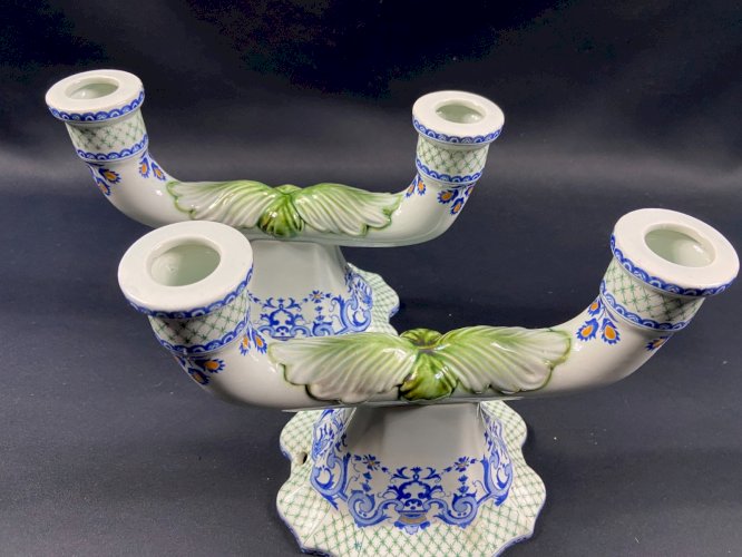 Paire de bouts de table bougeoirs chandeliers en faïence de Gien style Régence