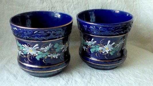 PAIRE DE CACHE POT EN FAIENCE  DECOR FLORAL ÉMAILLÉ BLEU COBALT FIN 19 ÈME *