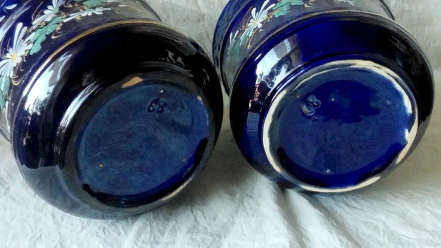 PAIRE DE CACHE POT EN FAIENCE  DECOR FLORAL ÉMAILLÉ BLEU COBALT FIN 19 ÈME *