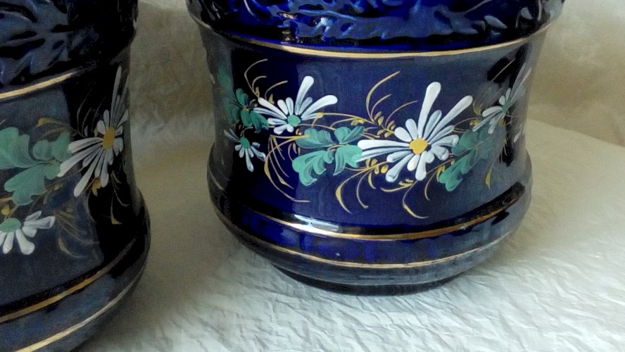 PAIRE DE CACHE POT EN FAIENCE  DECOR FLORAL ÉMAILLÉ BLEU COBALT FIN 19 ÈME *