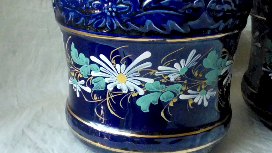 PAIRE DE CACHE POT EN FAIENCE  DECOR FLORAL ÉMAILLÉ BLEU COBALT FIN 19 ÈME *