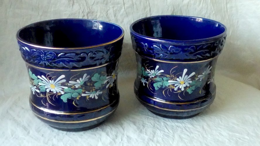 PAIRE DE CACHE POT EN FAIENCE  DECOR FLORAL ÉMAILLÉ BLEU COBALT FIN 19 ÈME *