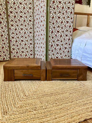 Paire de caissons bas en bois massif – tables de chevet ou bouts de canapé