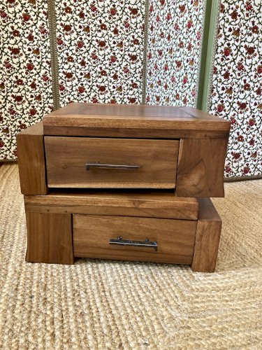 Paire de caissons bas en bois massif – tables de chevet ou bouts de canapé