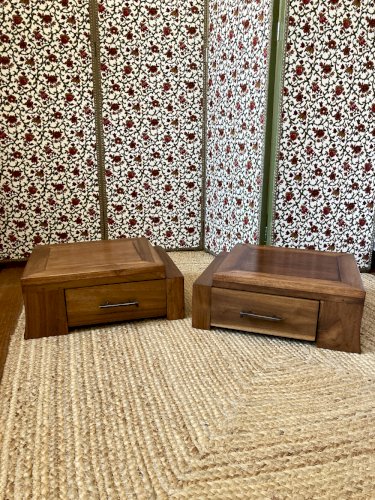 Paire de caissons bas en bois massif – tables de chevet ou bouts de canapé