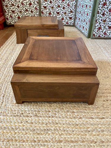 Paire de caissons bas en bois massif – tables de chevet ou bouts de canapé