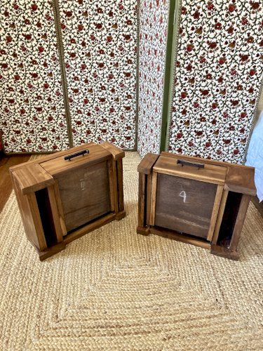 Paire de caissons bas en bois massif – tables de chevet ou bouts de canapé