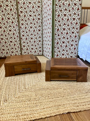 Paire de caissons bas en bois massif – tables de chevet ou bouts de canapé
