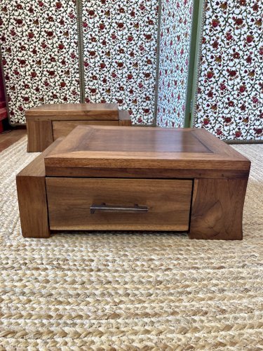 Paire de caissons bas en bois massif – tables de chevet ou bouts de canapé