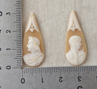 Paire de camées gouttes, sans armature ^