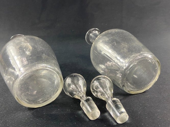 Paire de carafes en cristal XIXe pour cave à liqueur