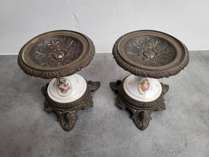 PAIRE DE CASSOLETTES EN PORCELAINE ET REGULE DU XIX ème SIECLE