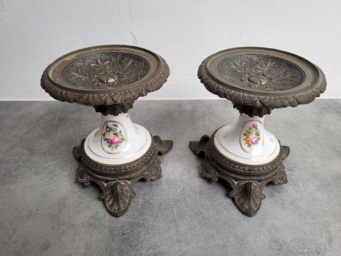 PAIRE DE CASSOLETTES EN PORCELAINE ET REGULE DU XIX ème SIECLE