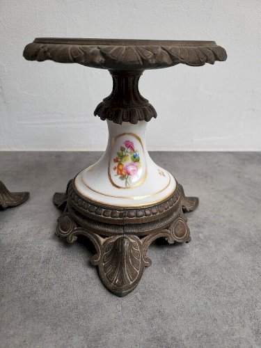 PAIRE DE CASSOLETTES EN PORCELAINE ET REGULE DU XIX ème SIECLE