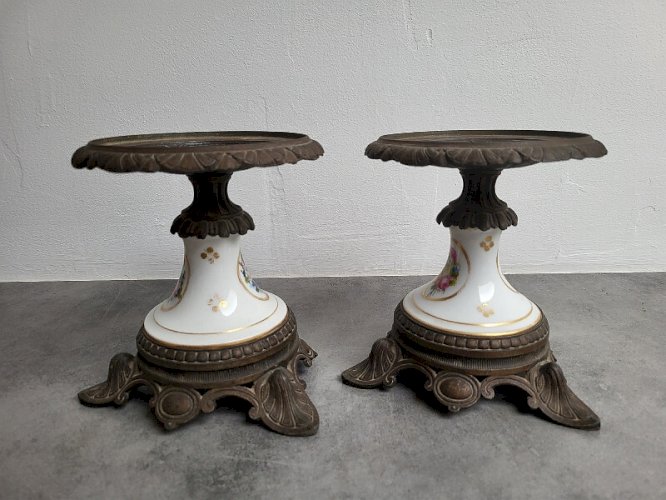 PAIRE DE CASSOLETTES EN PORCELAINE ET REGULE DU XIX ème SIECLE