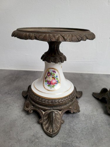 PAIRE DE CASSOLETTES EN PORCELAINE ET REGULE DU XIX ème SIECLE