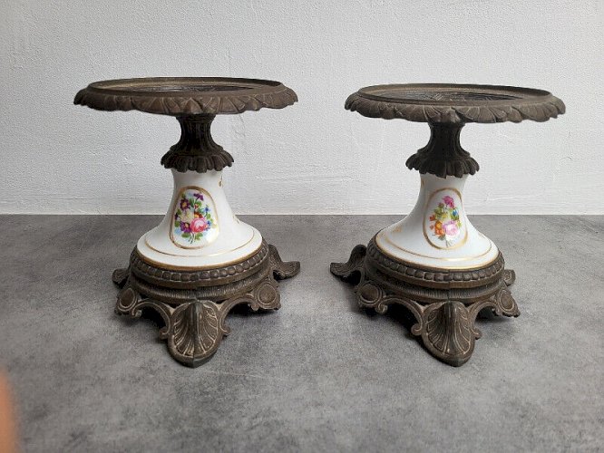 PAIRE DE CASSOLETTES EN PORCELAINE ET REGULE DU XIX ème SIECLE