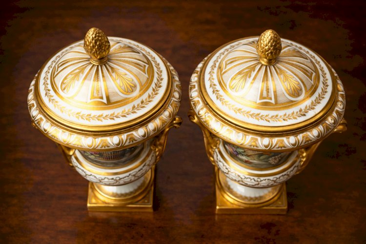 Paire de cassolettes Médicis en porcelaine de Paris vers 1830 – 4 saisons