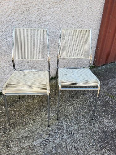 PAIRE DE CHAISES 1960 SCOUBIDOU BLANCHES ET CHROMEES